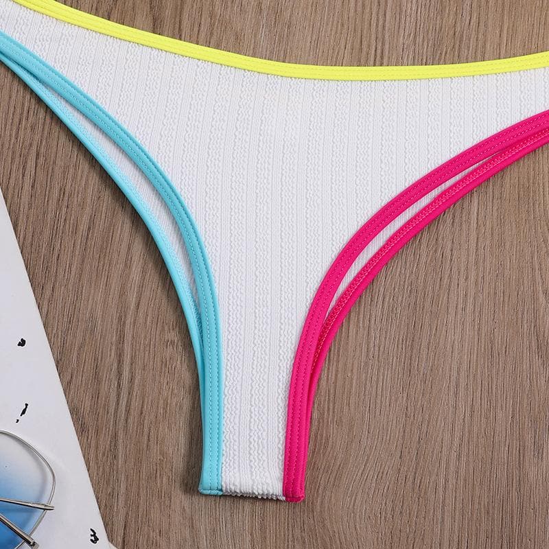 Traje de baño de bikini de tirantes finos con escote en V, espalda descubierta y aro en O, acolchado en contraste 