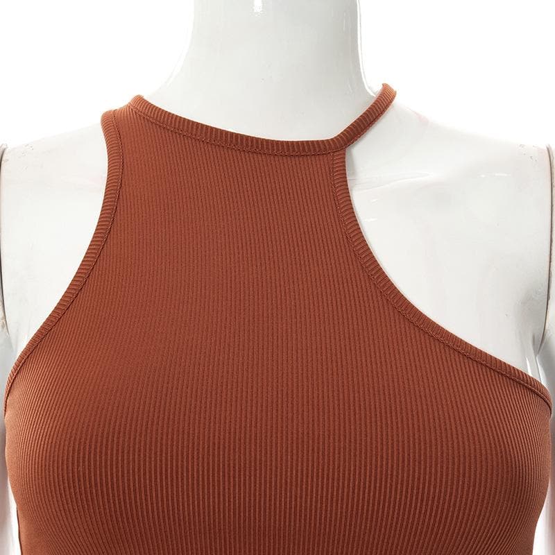 Top corto liso acanalado sin mangas con cuello halter irregular 