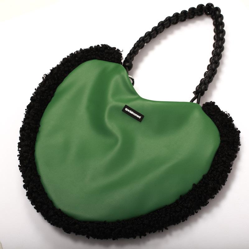 Bolso de hombro con cuadros escoceses en contraste y esponjosos en forma de corazón