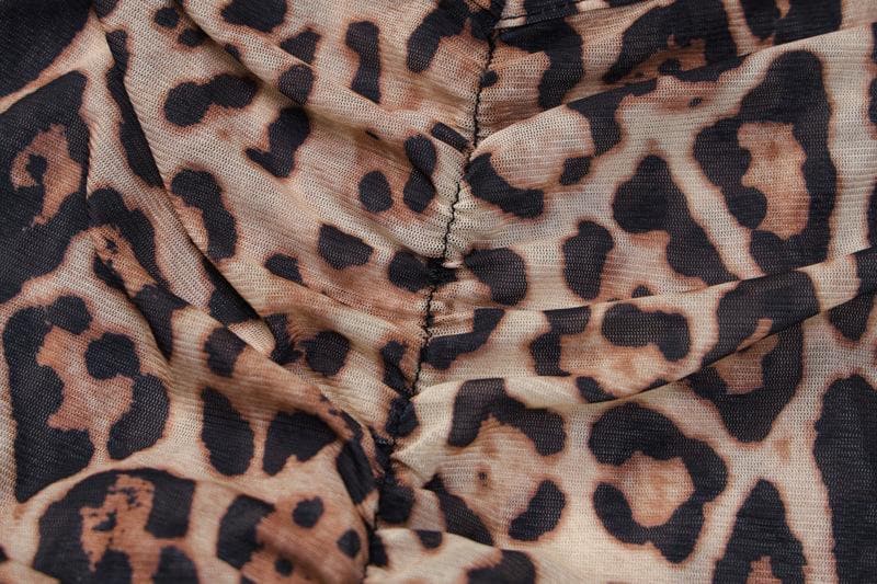 PRE-ORDEN - Vestido largo fruncido con lazo y espalda descubierta con estampado de leopardo de malla 