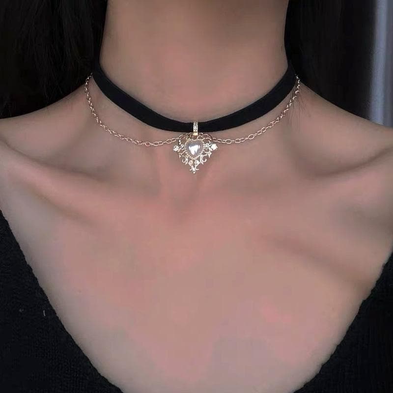 Mehrreihige Choker-Halskette aus Samt mit Herzanhänger 