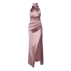 Gerafftes, rückenfreies Maxikleid aus Satin mit Neckholder und Schlitz