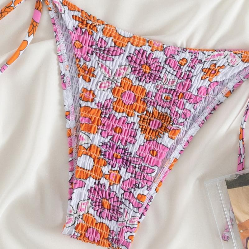 Traje de baño bikini con cuello halter fruncido y estampado floral en contraste con lazo 